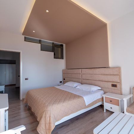 New Heaven Hotel Sarandë エクステリア 写真