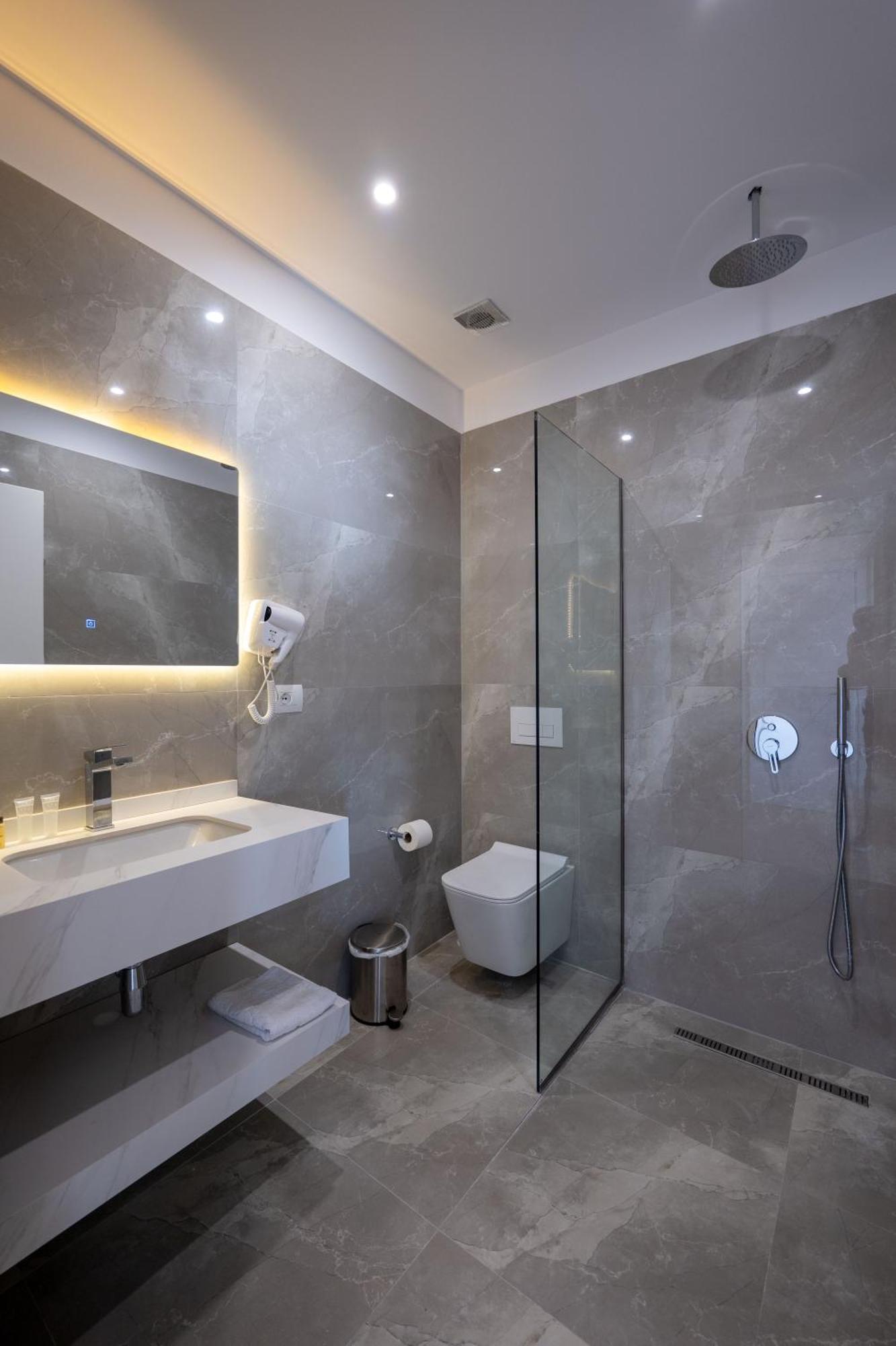 New Heaven Hotel Sarandë エクステリア 写真