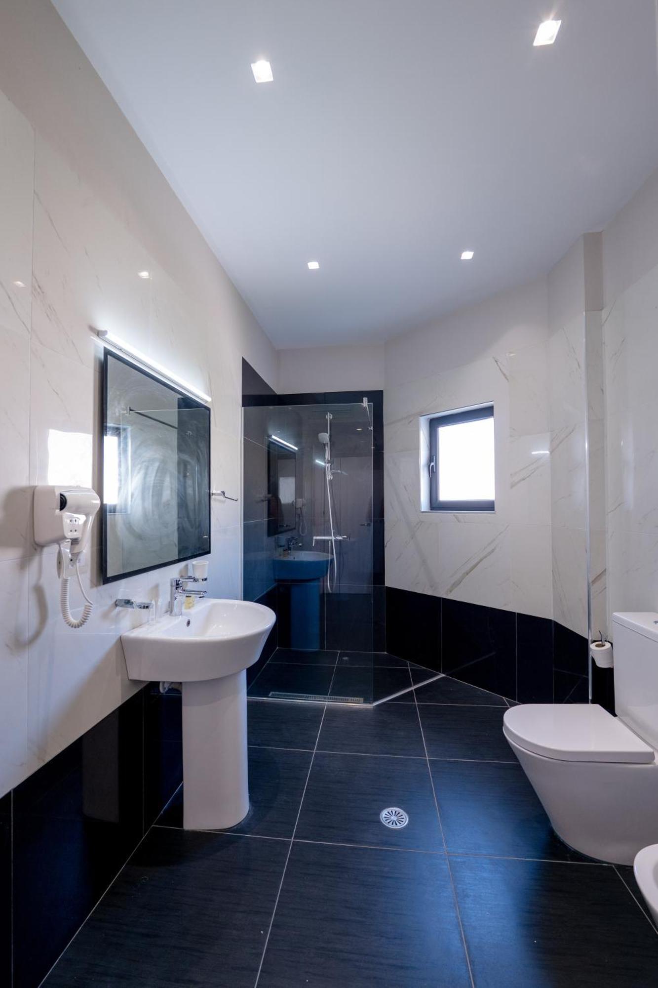 New Heaven Hotel Sarandë エクステリア 写真