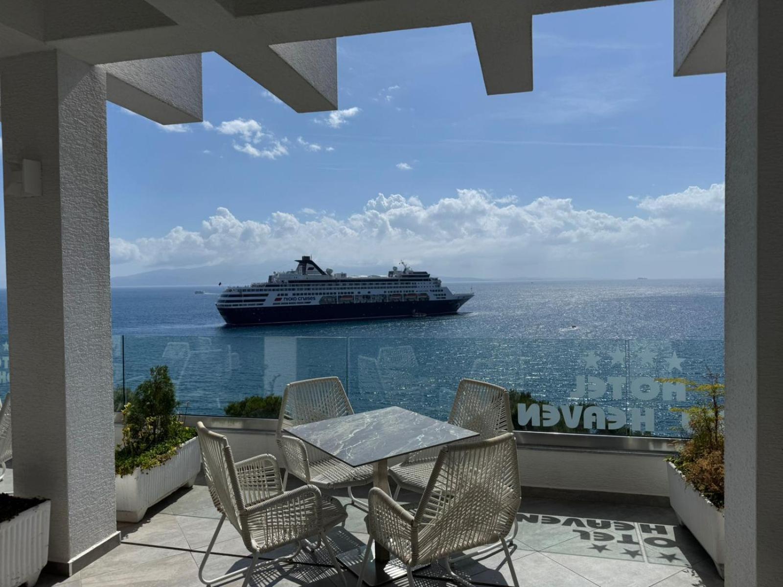 New Heaven Hotel Sarandë エクステリア 写真