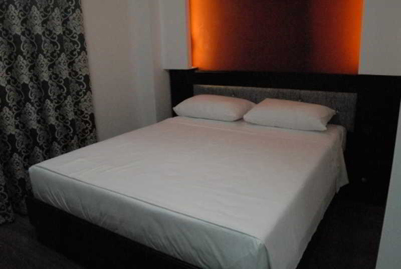 New Heaven Hotel Sarandë エクステリア 写真